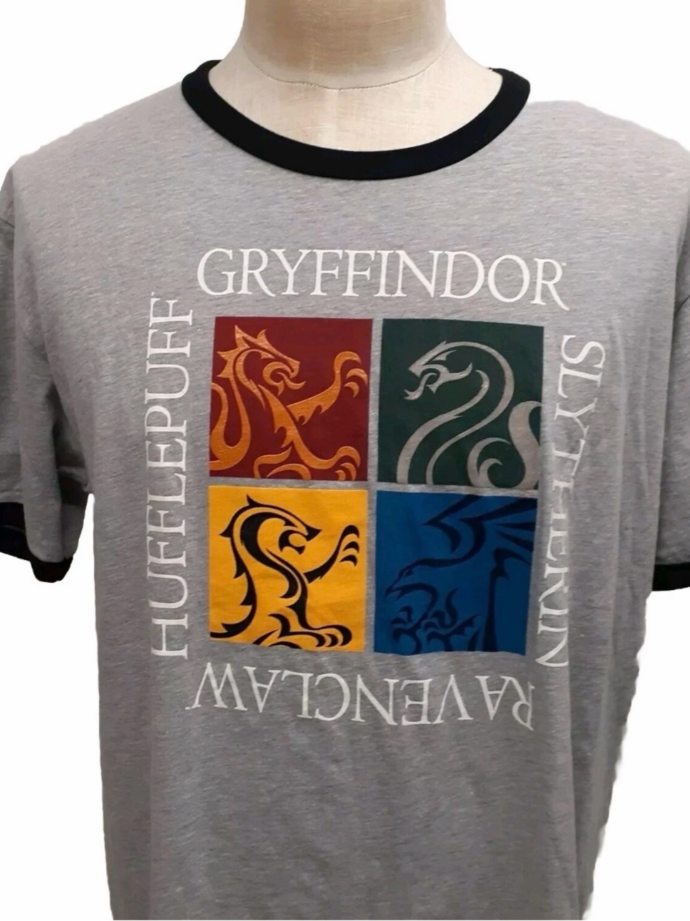 Harry Potter Universal Studios T-Shirt. Featuring the four houses S